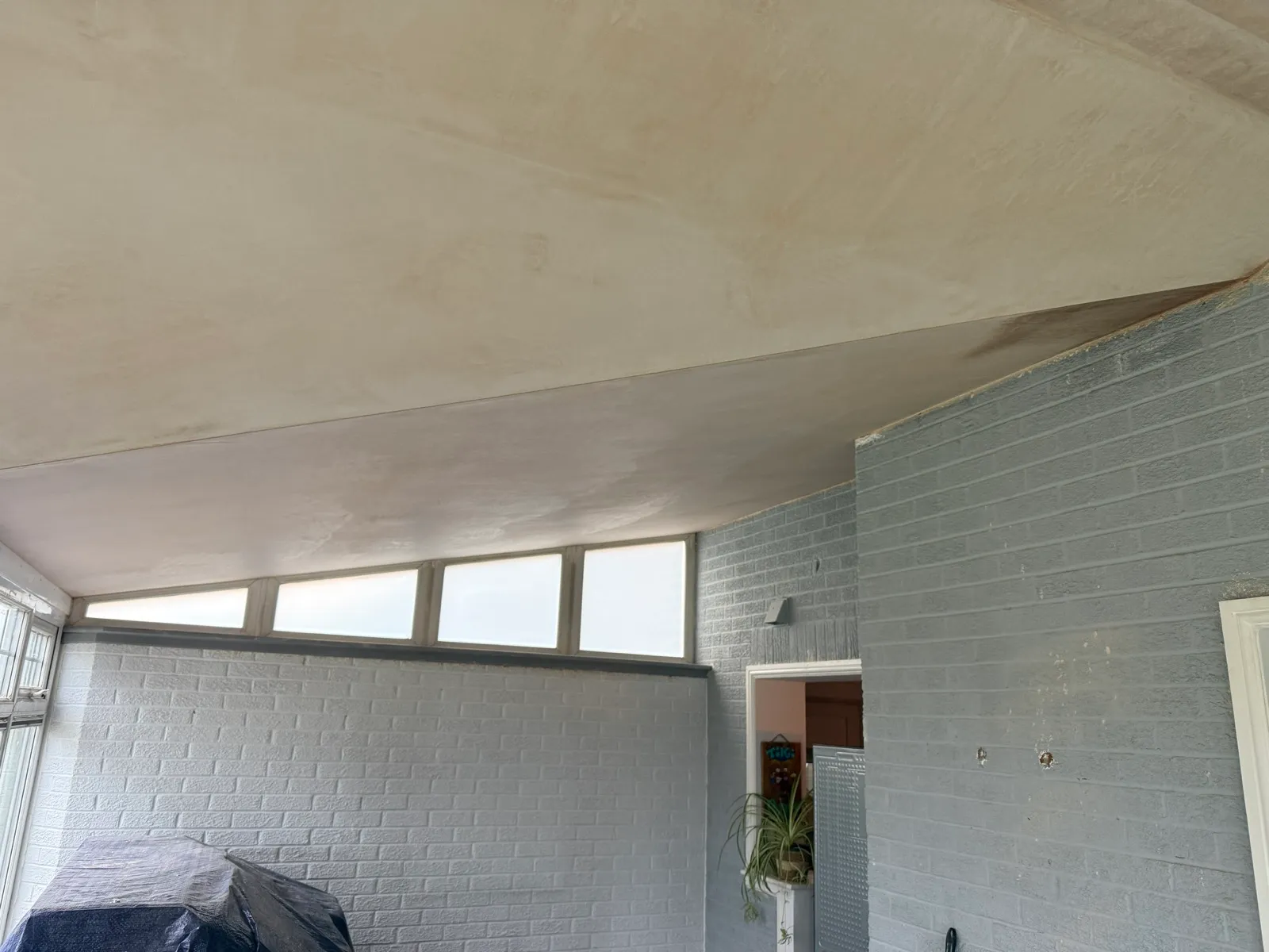 Plastered ceiling in the lean-to section, before decoration.